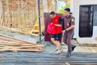 1758800531806-tersangka-saat-hendak-dibawa-ke-rutan-malabero-bengkulu-1758637652195_169