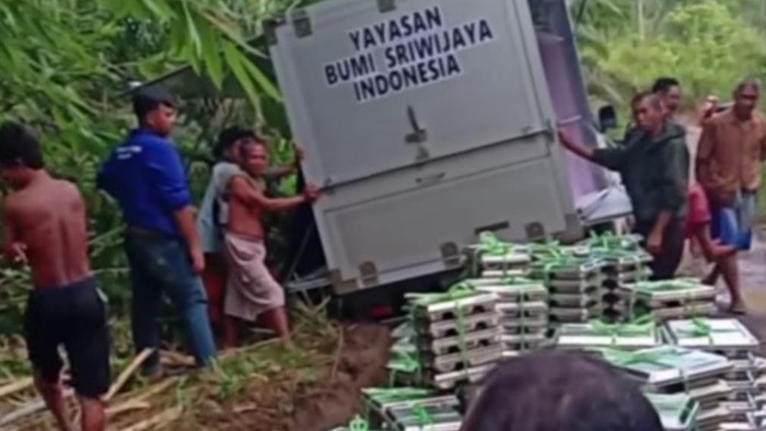 1761327435410-mobil-sppg-kecelakaan-di-jalan-rusak-di-muratara-1761290219654_169