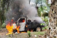 1761348023664-mobil-pencuri-sawit-dibakar-massa-1761309470657_169
