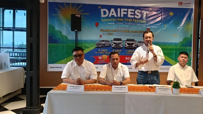 1761348121362-kepala-wilayah-astra-daihatsu-sumbagsel-david-gunawan-memaparkan-jika-kendaraan-niaga-mengalami-peningkatan-penjualan-cukup-si-1761320884080_169