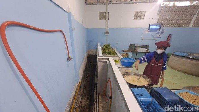 1761413499324-jaringan-gas-yang-tersambung-di-setiap-kompor-di-dapur-mbg-prabumulih-timur-1761365648486_169