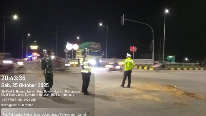 1761478424310-polisi-saat-olah-tkp-kecelakaan-maut-di-muba-1761459980230_169
