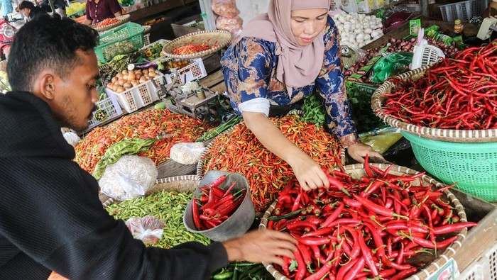1761478435004-harga-cabai-makin-pedas-di-palangka-raya-tembus-rp-100-ribukg_169