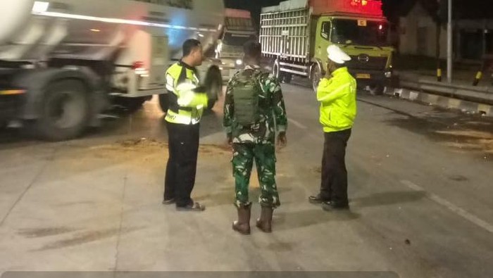 1761478488676-saat-pihak-kepolisian-melakukan-olah-tkp-dilokasi-kejadian-sepeda-motor-tabrak-truk-di-muba-1761459195725_169