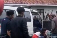1761500193726-beredar-di-medsos-seorang-sopir-ambulans-meninggal-dunia-sesaat-setelah-mengantar-jenazah-di-panjalu-ciamis-1761455862332_169
