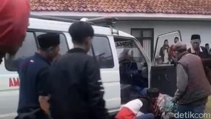 1761500193726-beredar-di-medsos-seorang-sopir-ambulans-meninggal-dunia-sesaat-setelah-mengantar-jenazah-di-panjalu-ciamis-1761455862332_169