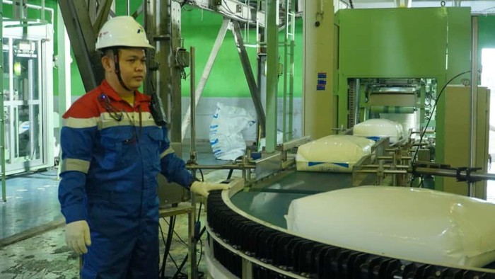 1761500241020-petugas-mengecek-proses-pengantongan-polytam-1761402146001_169