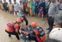 1761500252574-tim-sar-mengevakuasi-mayat-wanita-di-sungai-babeko-bungo-jambi-1761479785083_169