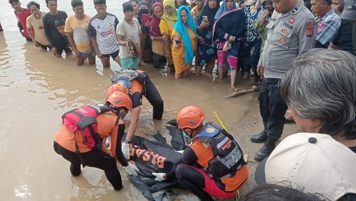 1761500252574-tim-sar-mengevakuasi-mayat-wanita-di-sungai-babeko-bungo-jambi-1761479785083_169