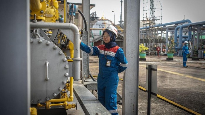 1761543361239-perwira-pertamina-perempuan-di-kilang-plaju-saat-melakukan-tugasnya-memonitor-mesin-produksi-polypropylene-1761406552564_169