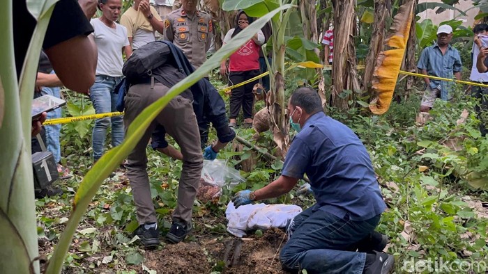 1761543421194-polisi-membongkar-makam-bayi-pasangan-anak-punk-yang-dikuburkan-di-kebun-warga-jambi-1761490179526_169