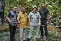 1761565084756-foto-rombongan-bupati-nagan-raya-teuku-raja-keumangan-berdiri-di-atas-batu-giok-raksasa-yang-baru-ditemukan-foto-diskominfo-na-1761233895918_169