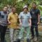 1761565084756-foto-rombongan-bupati-nagan-raya-teuku-raja-keumangan-berdiri-di-atas-batu-giok-raksasa-yang-baru-ditemukan-foto-diskominfo-na-1761233895918_169