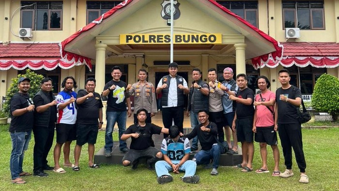 1761586752850-pelaku-pembunuhan-wanita-di-jambi-saat-ditangkap-polisi-1761560589196_169