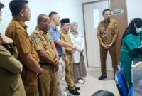 1761630033113-gubernur-jambi-saat-mendengar-prestasi-dari-dr-anton-soal-alat-bedah-jantung-di-rsud-jambi-1761613281399_169