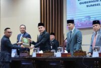 1761630044692-penyerahan-pandangan-fraksi-terhadap-2-raperda-inisiatif-dprd-sumsel-kepada-pimpinan-1761613017005_169