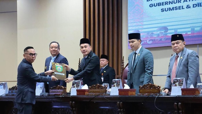 1761630044692-penyerahan-pandangan-fraksi-terhadap-2-raperda-inisiatif-dprd-sumsel-kepada-pimpinan-1761613017005_169