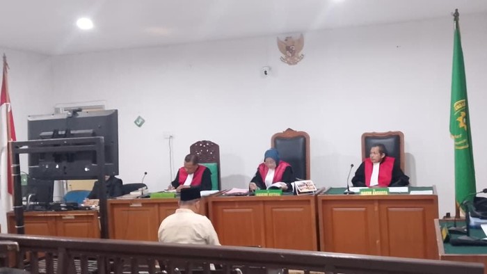 1761716447033-mantan-kades-lirik-okimengikuti-sidang-tuntutan-di-pengadilan-tipikor-palembang-1761701289695_169