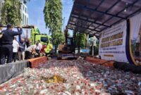 1761737873132-pemusnahan-rokok-ilegal-dan-miras-1761720161779_169