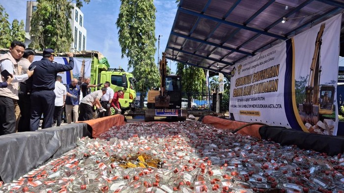 1761737873132-pemusnahan-rokok-ilegal-dan-miras-1761720161779_169