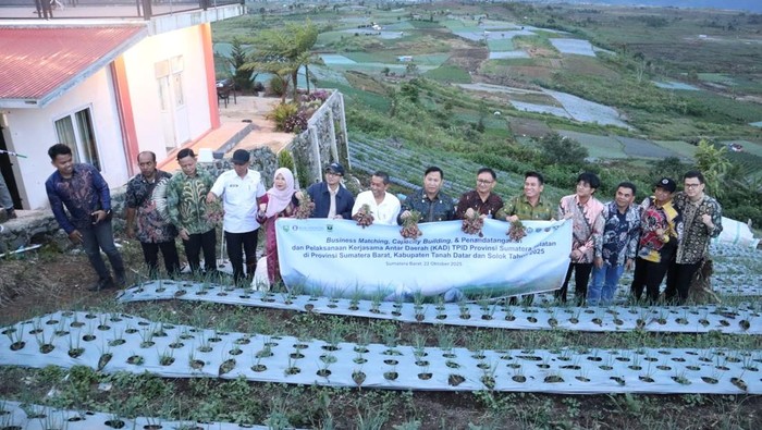 1761737878721-sumsel-dan-sumbar-jalin-kerja-sama-lewat-komoditas-bawang-merah-1761717986336_169