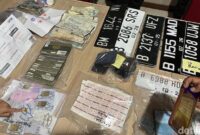 1761737889657-barang-bukti-pelat-kendaraan-hingga-stnk-dan-bpkb-palsu-1761716971624_169