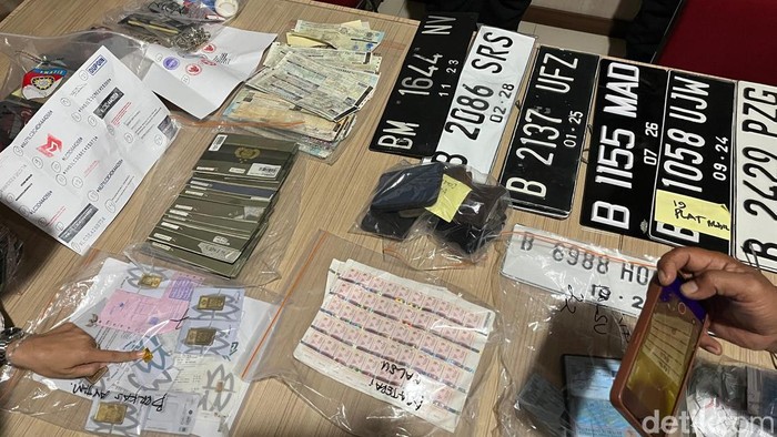1761737889657-barang-bukti-pelat-kendaraan-hingga-stnk-dan-bpkb-palsu-1761716971624_169