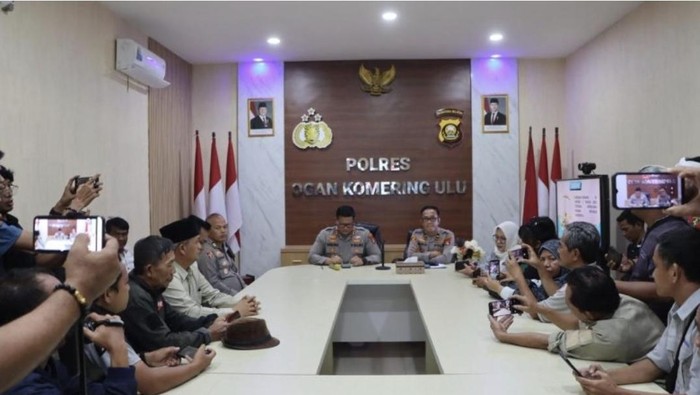 1761737905333-kapolres-oku-akbp-endro-aribowo-menjelaskan-kronologi-peristiwa-penembakan-terhadap-perusak-pos-polisi-1761716266135_169