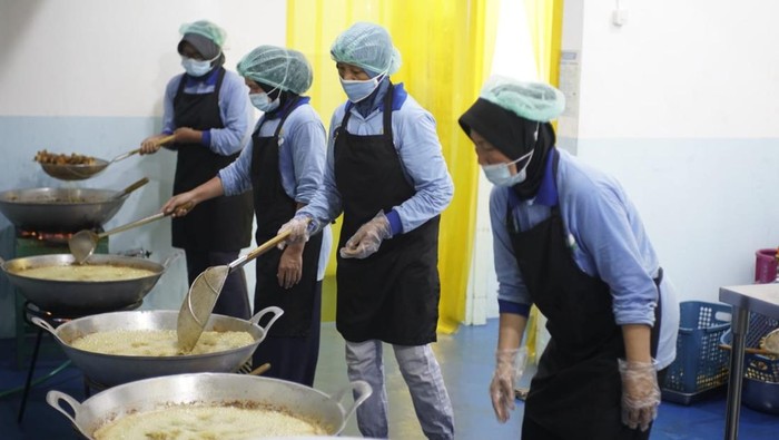 1761737948764-proses-memasak-dan-mengolah-di-dapur-sppg-polres-lubuklinggau-1761710721034_169