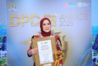 1761759490032-ketua-tp-pkk-provinsi-sumatera-selatan-hj-febrita-lustia-herman-deru-saat-menerima-dpd-awards-2025-1761742950391_169