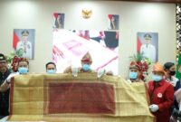 1761802830946-wali-kota-palembang-ratu-dewa-menerima-penyerahan-kain-songket-dari-warga-australia-1761784789063_169
