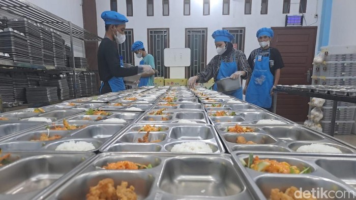 1761824606634-pemorsian-di-dapur-mbg-prabumulih-timur-dengan-penopang-cahaya-lampu-dari-listrik-dan-ac-untuk-menjaga-suhu-ruangan-tetap-ding-1761815179625_169