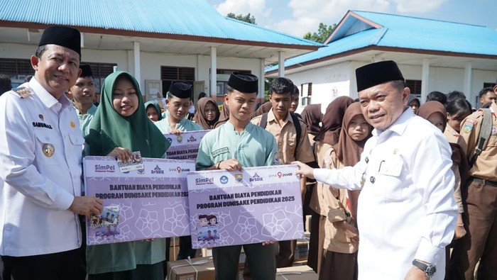 1761824699038-gubernur-jambi-al-haris-bersama-bupati-muaro-jambi-bbs-serahkan-dumisake-1761789141876_169