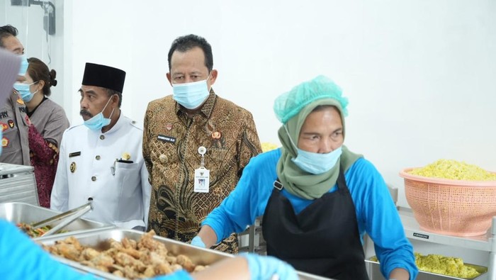 1761846099518-bupati-bbs-saat-mengecek-sppg-buat-mbg-di-muaro-jambi-1761802591742_169