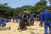 1761866568623-aksi-bersih-pantai-oleh-polres-bangka-barat-dan-warga-pesisir-1761837453686_169