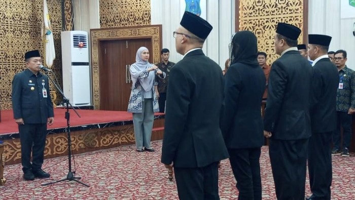 1761866579376-al-haris-saat-lantik-4-pejabat-eselon-ii-hasil-lelang-jabatan-1761837074861_169