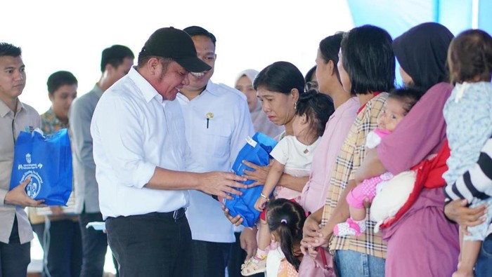 1761889330864-herman-deru-saat-memberikan-bantuan-kepada-masyarakat-ogan-ilir-1761837868796_169