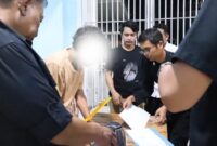 1761889527008-pelaku-saat-diamankan-petugas-lapas-kotabumi-1761872863162_169