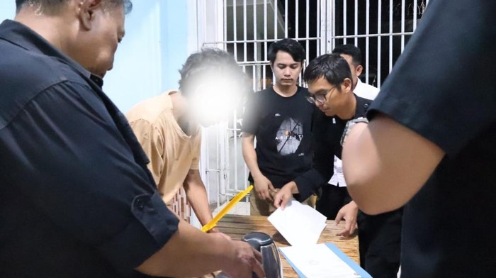 1761889527008-pelaku-saat-diamankan-petugas-lapas-kotabumi-1761872863162_169