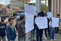 1761910747430-mahasiswa-demo-di-polda-jambi-usai-kejadian-rentetan-pencurian-sepeda-motor-di-mendalo-muaro-jambi-jambi-1761902471635_169