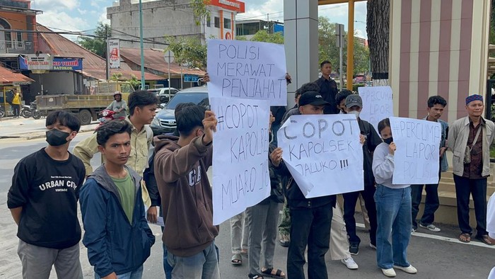 1761910747430-mahasiswa-demo-di-polda-jambi-usai-kejadian-rentetan-pencurian-sepeda-motor-di-mendalo-muaro-jambi-jambi-1761902471635_169