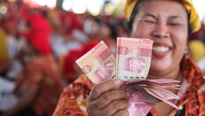 1761910811266-senyum-semringah-buruh-pabrik-rokok-terima-blt-rp-14-juta-dana-hasil-cukai-2_169