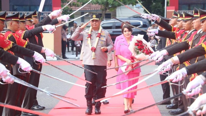 1761910844595-irjen-viktor-t-sihombing-resmi-menjabat-kepala-kepolisian-daerah-kapolda-bangka-belitung-babel-hari-ini-viktor-tiba-di-mapolda-1761888745308_169