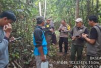 1761910855610-pihak-bksda-saat-turun-ke-lokasi-kejadian-serangan-beruang-madu-ke-petani-karet-1761835745550_169