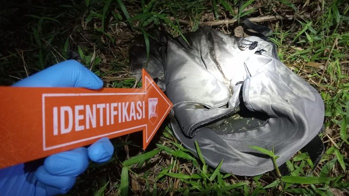 1761910872321-polisi-saat-olah-tkp-lokasi-penemuan-jasad-bayi-dalam-tas-gendong-di-lampung-selatan-1761888379843_169