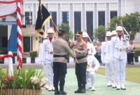 1761932224440-serah-terima-pataka-surakarya-manggala-satya-dari-irjen-hendro-pandowo-kepada-irjen-viktor-t-sihombing-1761905456617_169