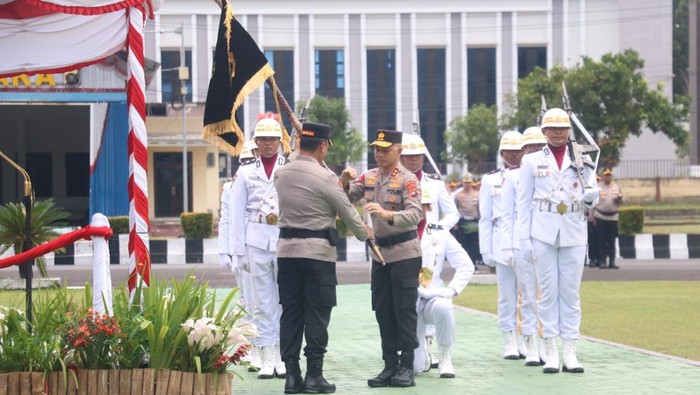 1761932224440-serah-terima-pataka-surakarya-manggala-satya-dari-irjen-hendro-pandowo-kepada-irjen-viktor-t-sihombing-1761905456617_169