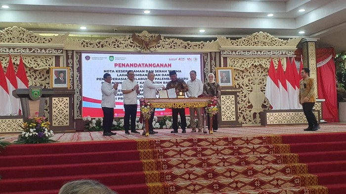 1761932245735-penandatanganan-nota-kesepahamaman-dilakukan-menhub-dan-gubernur-sumsel-untuk-pembanguna-pelabuhan-tanjung-carat-1761900969120_169