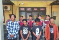 1761975394463-tampang-4-pelaku-pungli-di-pasar-16-ilir-saat-diamankan-polisi-1761917856075_169