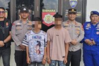 1761996677608-kedua-pelaku-saat-diamankan-polisi-usai-menikam-rekan-kerjanya-1761974192733_169